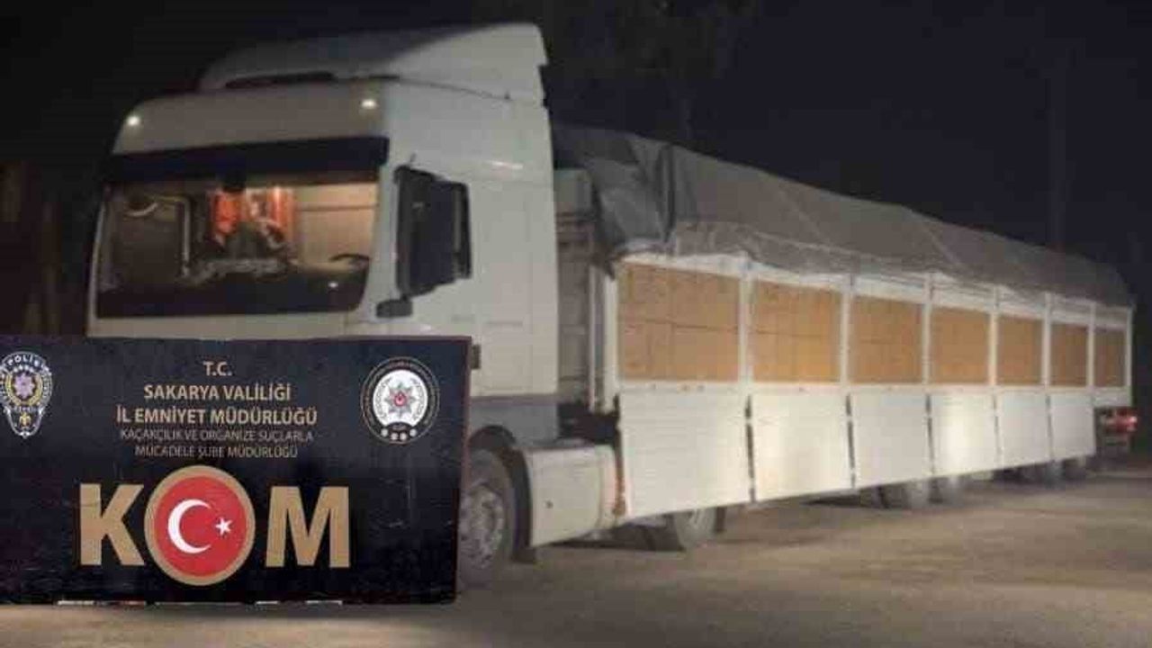Sakarya'da TEM Otoyolu'nda durdurulan tırda 8 milyon gümrük kaçağı makaron ele geçirildi