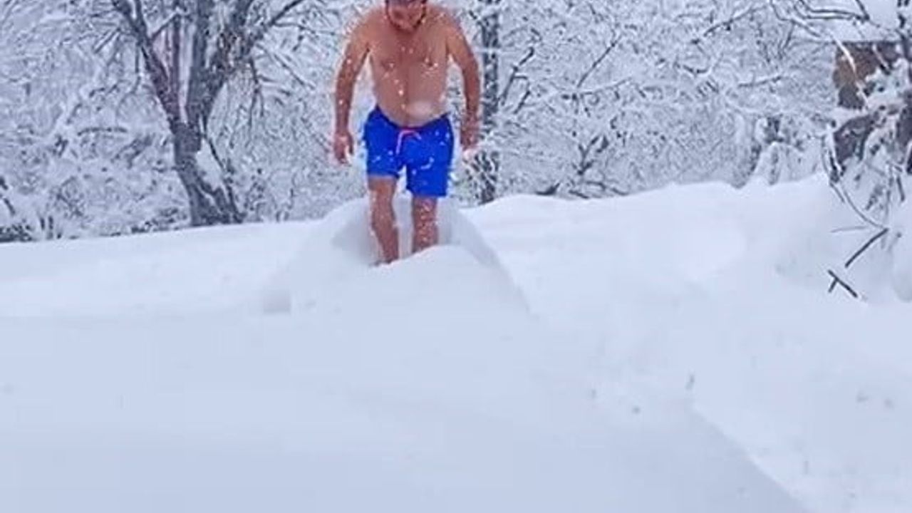 Sakarya Hendek'te 36 yaşındaki Mesut Özkılıç, eksi 10 derecede şortla karda yüzdü