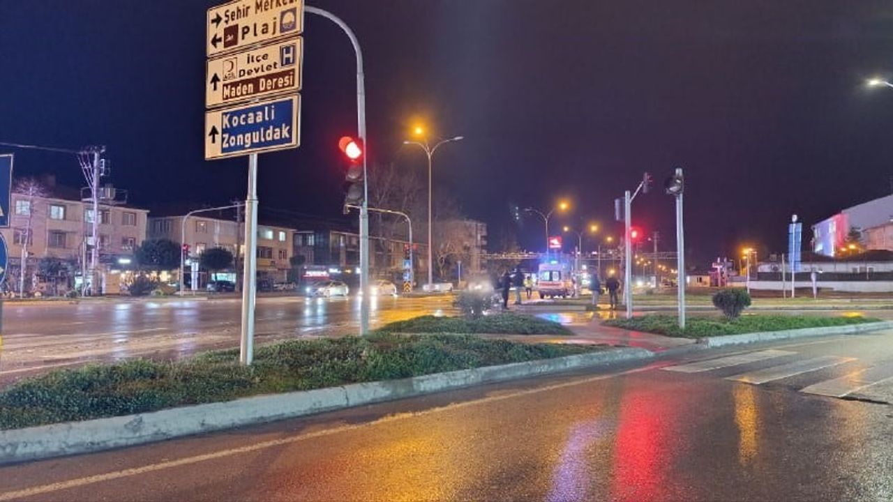 Sakarya Karasu'da otomobil ile motosiklet çarpıştı: 2 yaralı