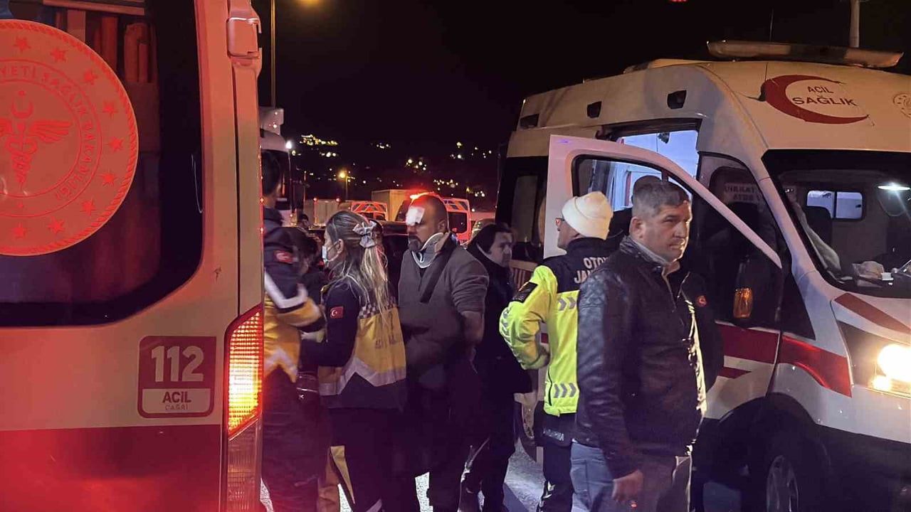 Sakarya TEM Otoyolu'nda zincirleme kaza: 1 ölü, 19 yaralı