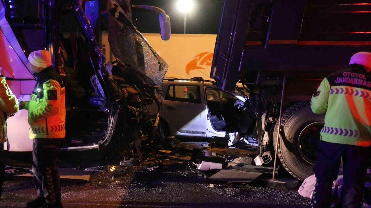 Sakarya TEM Otoyolu'nda zincirleme kaza: 1 ölü, 27 yaralı