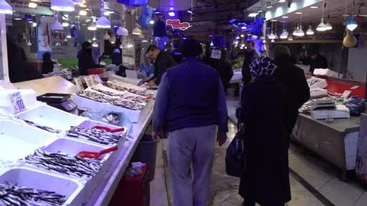 Sakarya tezgahlarında istavrit bolluğu: Fiyatlar 100-150 lira arasında