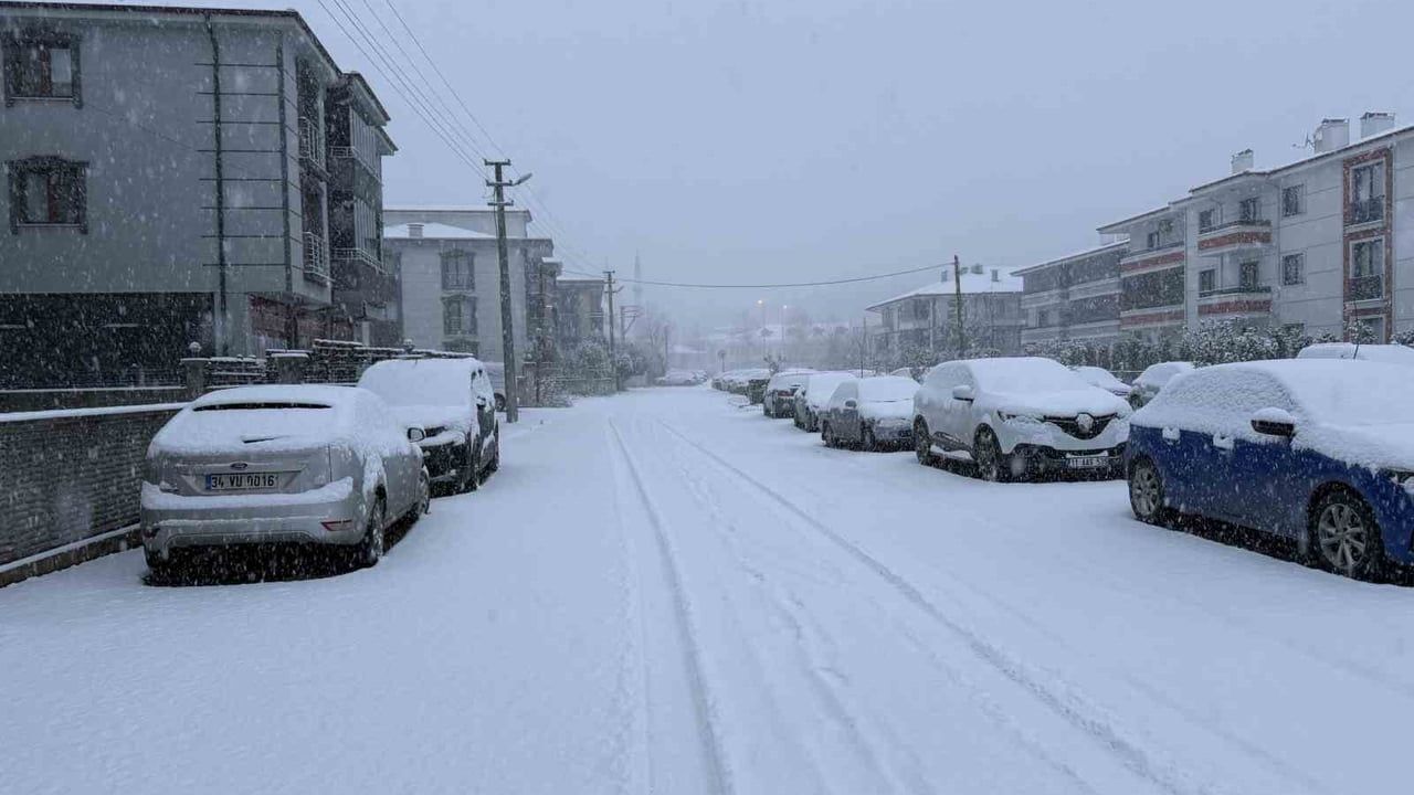 Sakarya yeni yıla karla girdi: Şehir merkezinde etkili kar yağışı