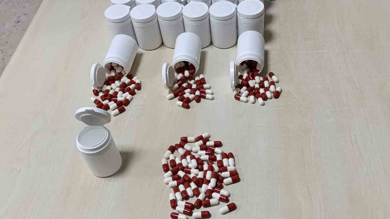 Salihli’de Çantadan 1.163 Uyuşturucu Hap Çıktı: 2 Şüpheli Tutuklandı