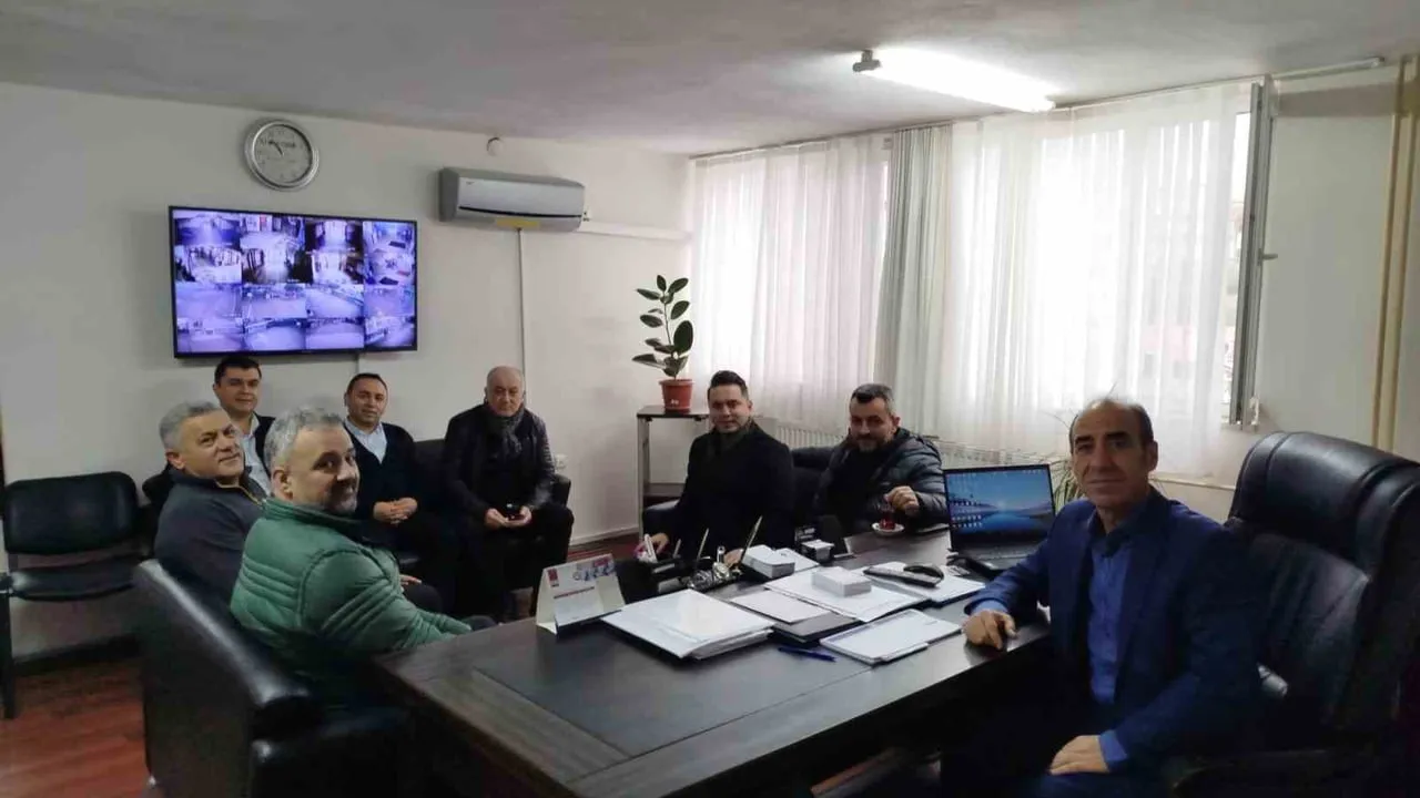 Salihli'de Galatasaray Taraftarlar Derneği'nden Kurtuluş Fevzi Lütfü Karaosmanoğlu İlkokulu'na spor malzemesi desteği