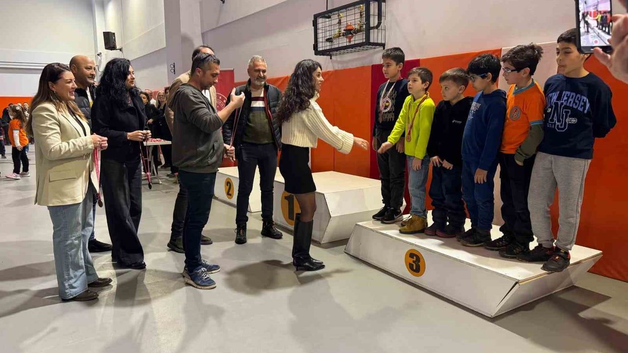 Salihli'de Gazeteciler Günü'nde Çocuklar için Satranç Turnuvası Tamamlandı