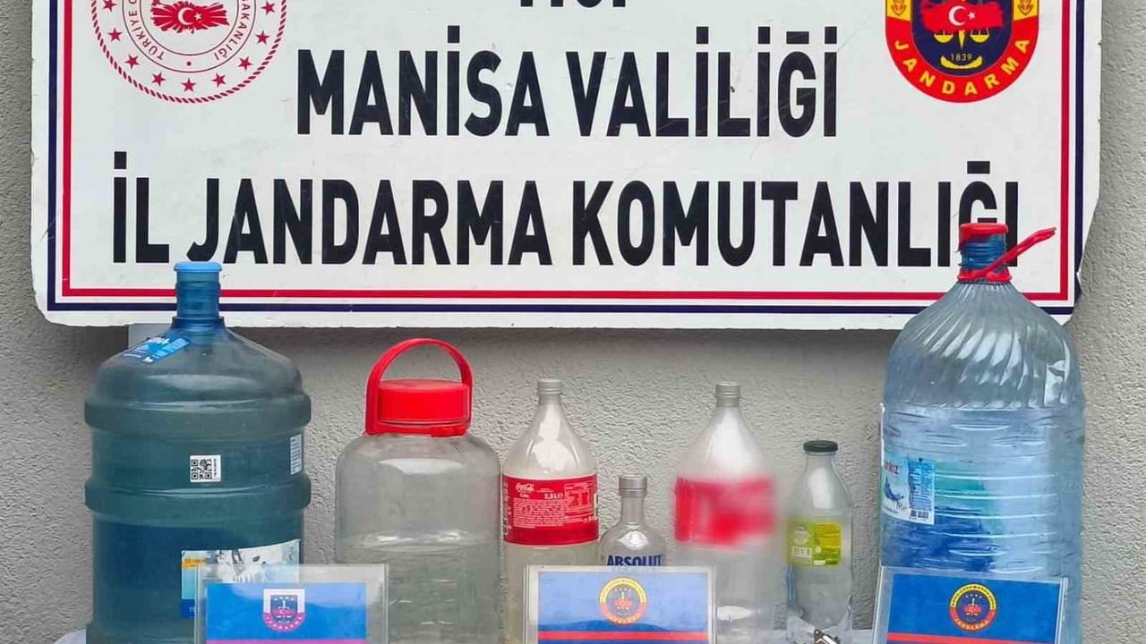 Salihli'de jandarma operasyonu: 25 litre sahte rakı, 620 makaron ve kuru sıkı tabanca ele geçirildi