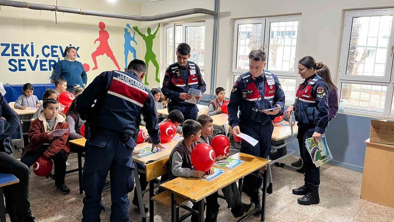 Salihli'de Minik Öğrencilere Jandarma Tanıtımı: Kemerdamları İlkokulu Ziyareti