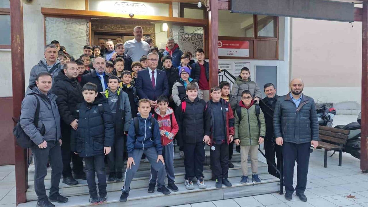 Salihli'de sabah namazı buluşması: 'Şehirlerin Kalbi Camide Buluşalım' Yerliler Camii'nde yoğun katılımla