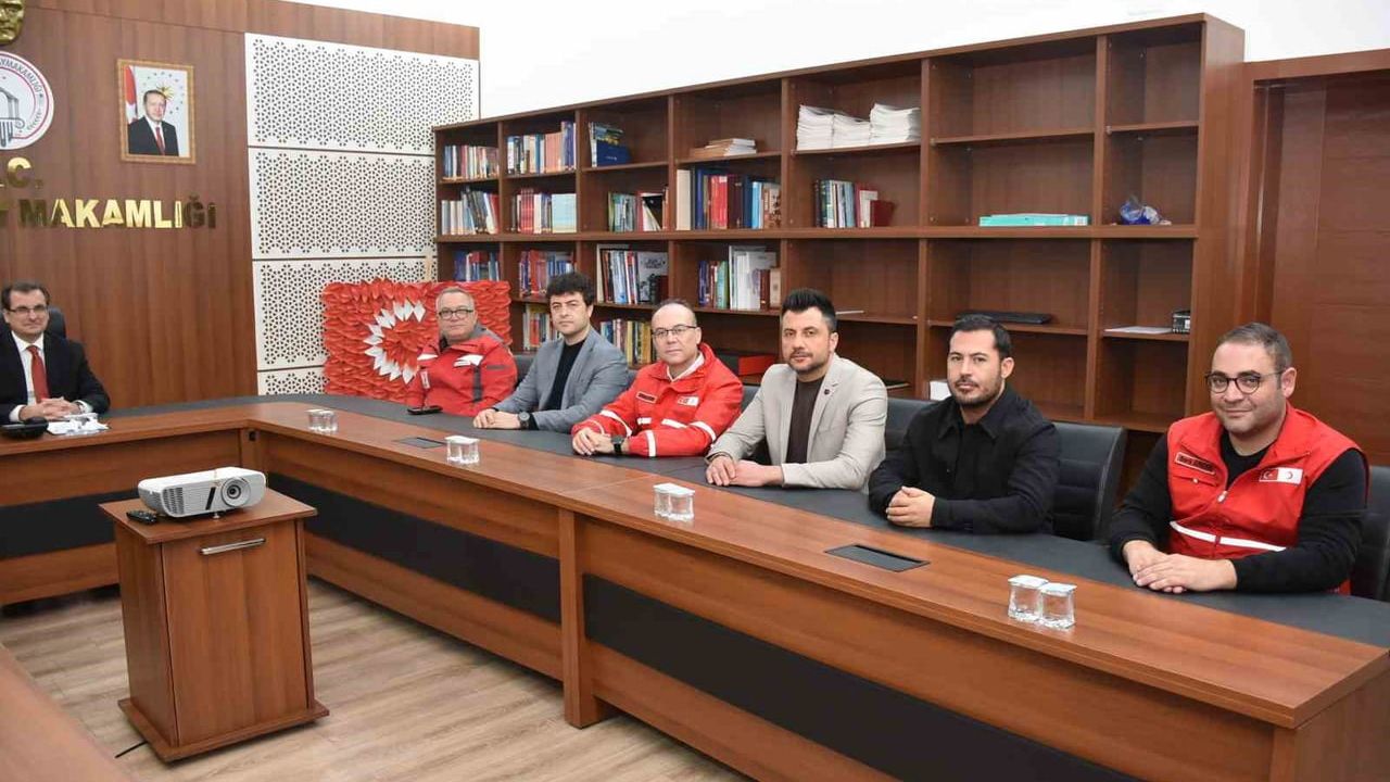 Salihli'de 'Salihli Sana Kanım Feda' kampanyasında dereceye giren öğrenciler Kaymakamı ziyaret etti