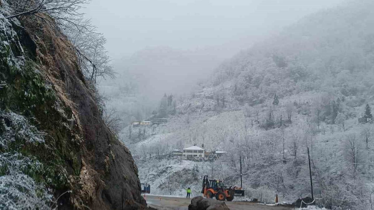 Şalpazarı-Beşikdüzü karayolunda heyelan; Akçiriş mevkiinde yol tek şeritten kontrollü açıldı