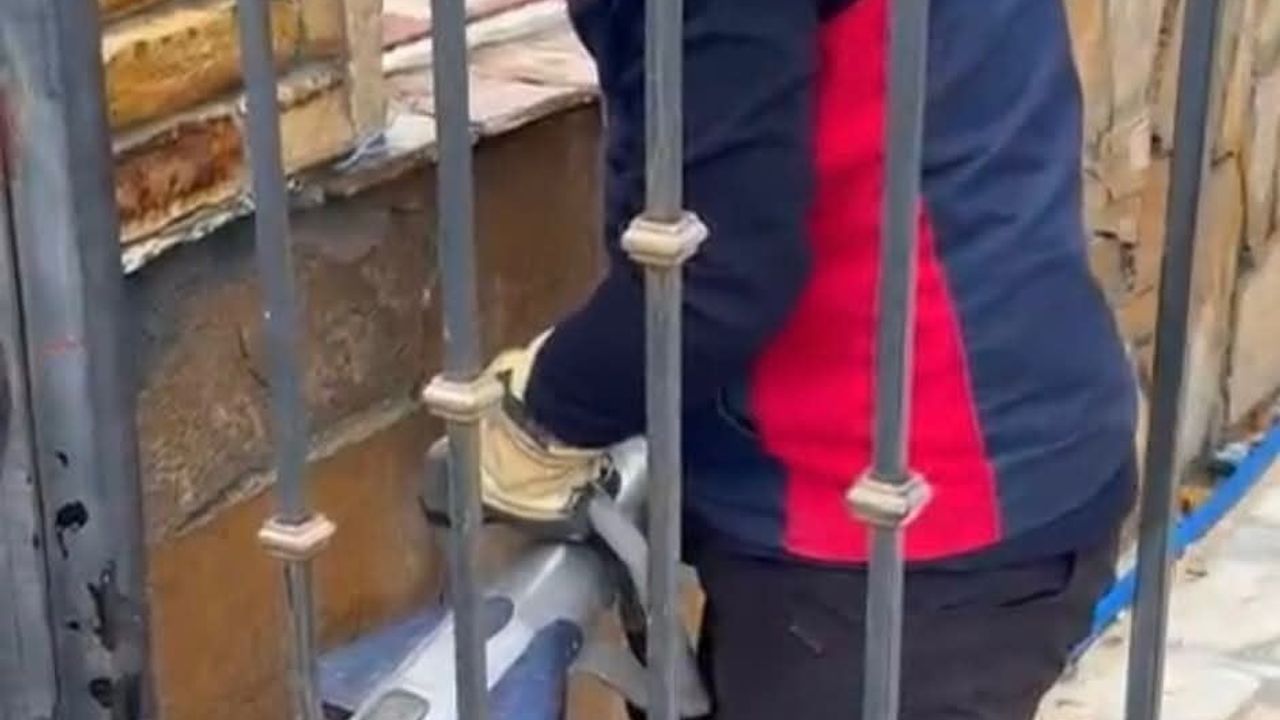 Samandağ’da demir korkulukta mahsur kalan köpek itfaiye tarafından kurtarıldı