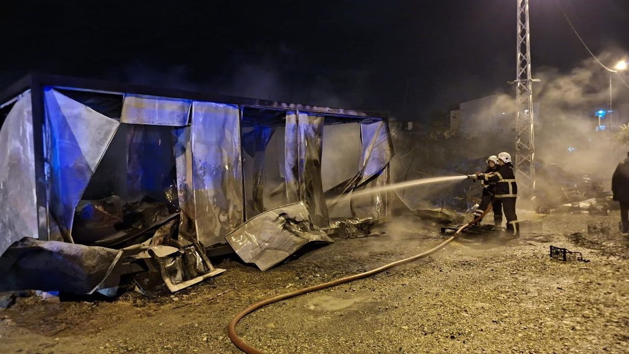 Samandağ'da depremzede ailenin konteynerinde yangın; itfaiye hızlı müdahale etti