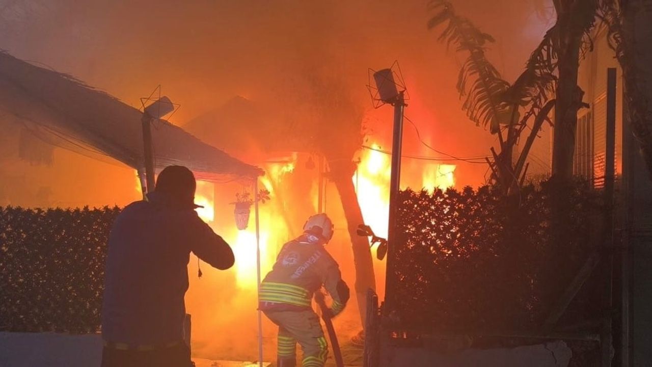 Samandağ'da depremzedelerin kaldığı konteynerde yangın — itfaiye kısa sürede müdahale etti
