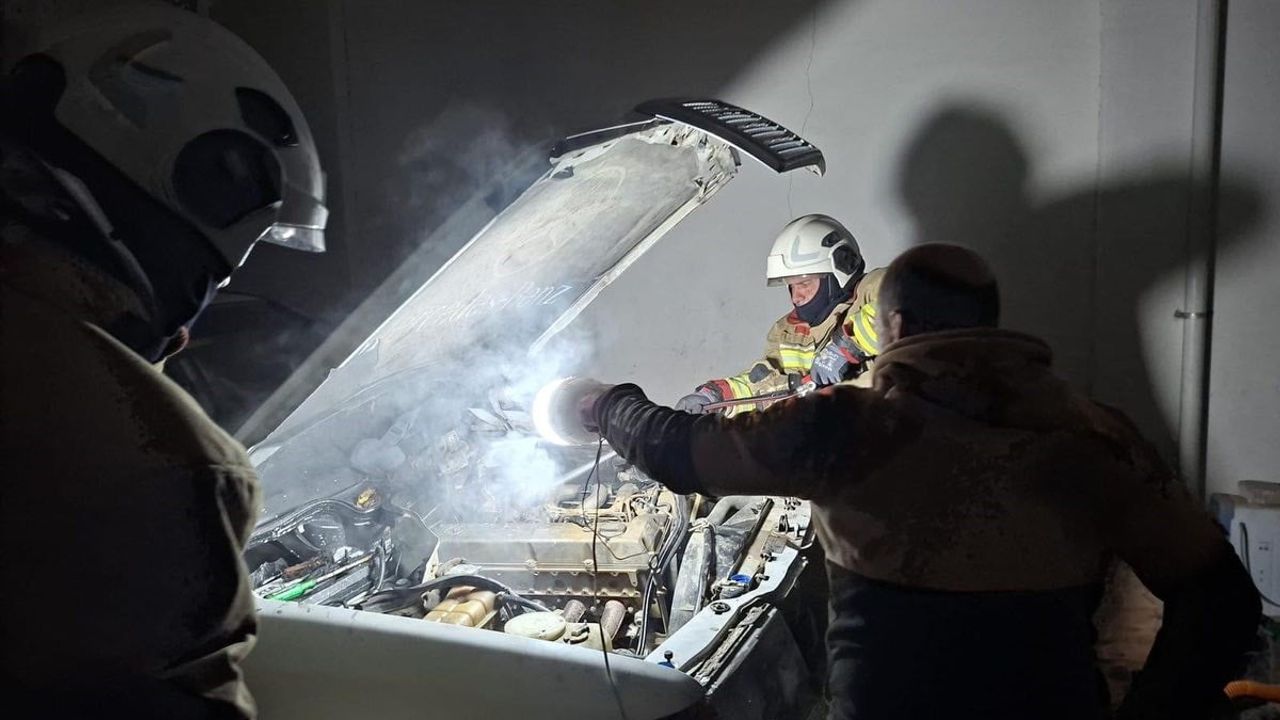 Samandağ'da Mercedes Benz'in motor kısmında yangın: araçta hasar oluştu