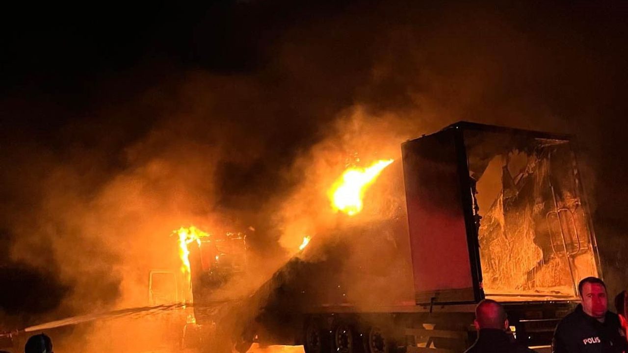 Samandağ'da seyir halindeki tır gece yangınında kullanılamaz hale geldi