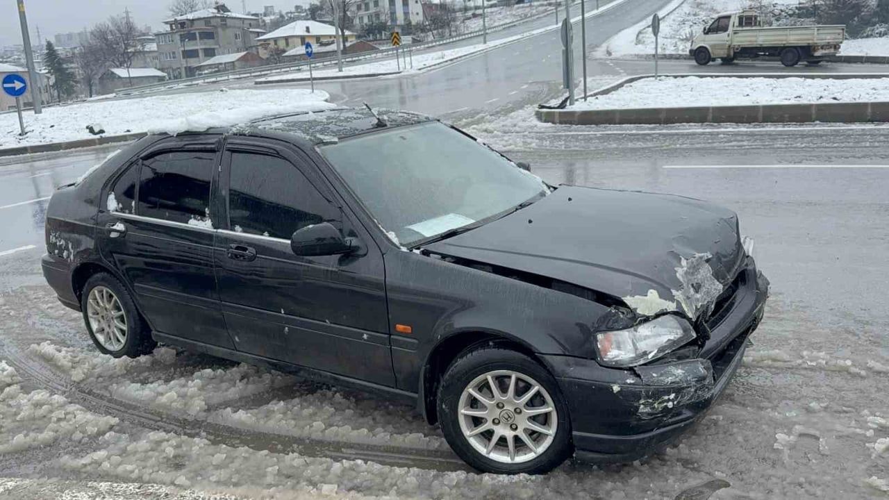 Samsun Canik'te kavşakta iki otomobil çarpıştı: 1 yaralı