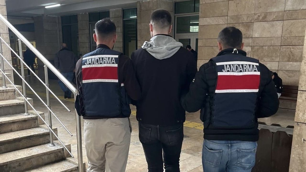 Samsun'da 14 yıl 11 ay hapis cezasıyla aranan dolandırıcı Atakum'da yakalandı