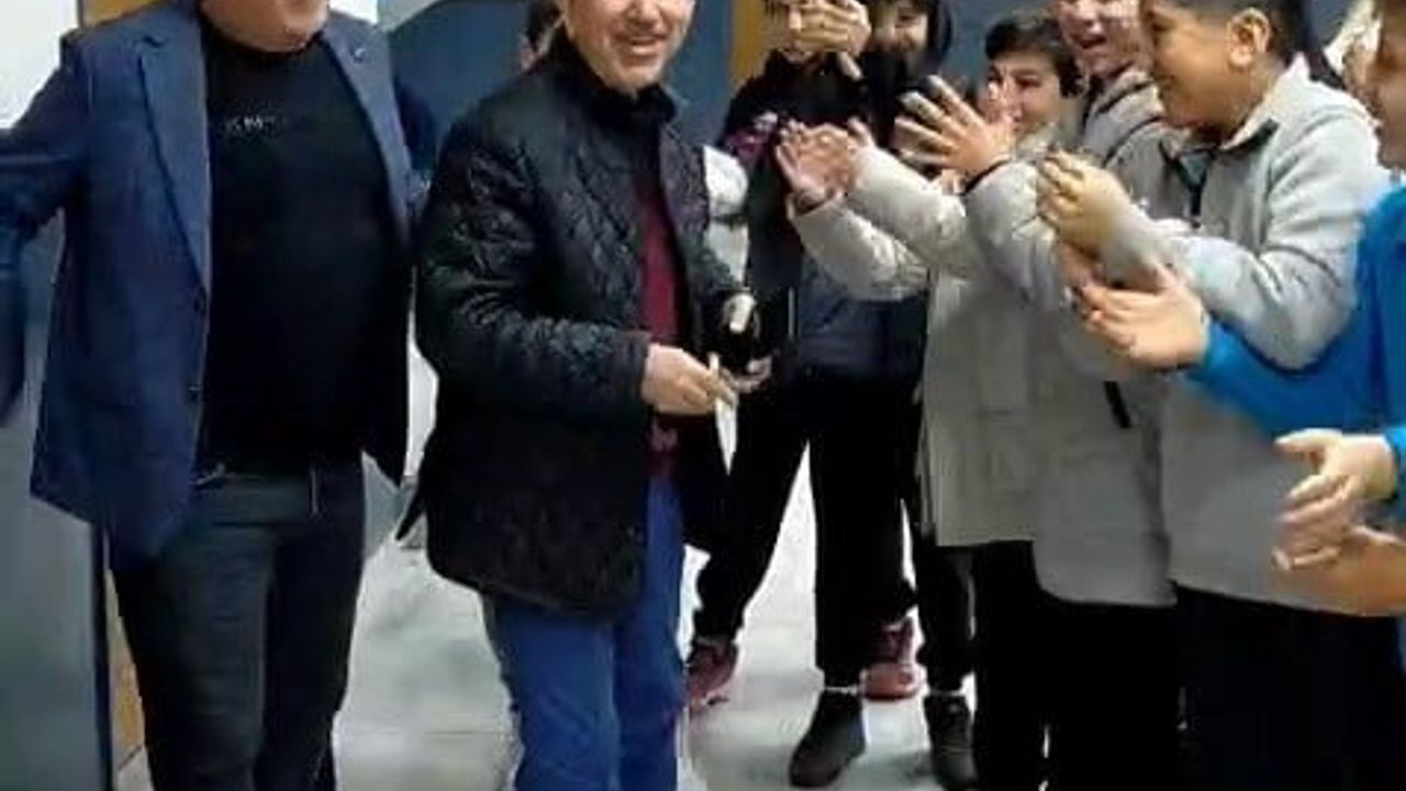 Samsun'da 42 yıllık Türkçe öğretmeni Mustafa Öztürk'e duygusal veda