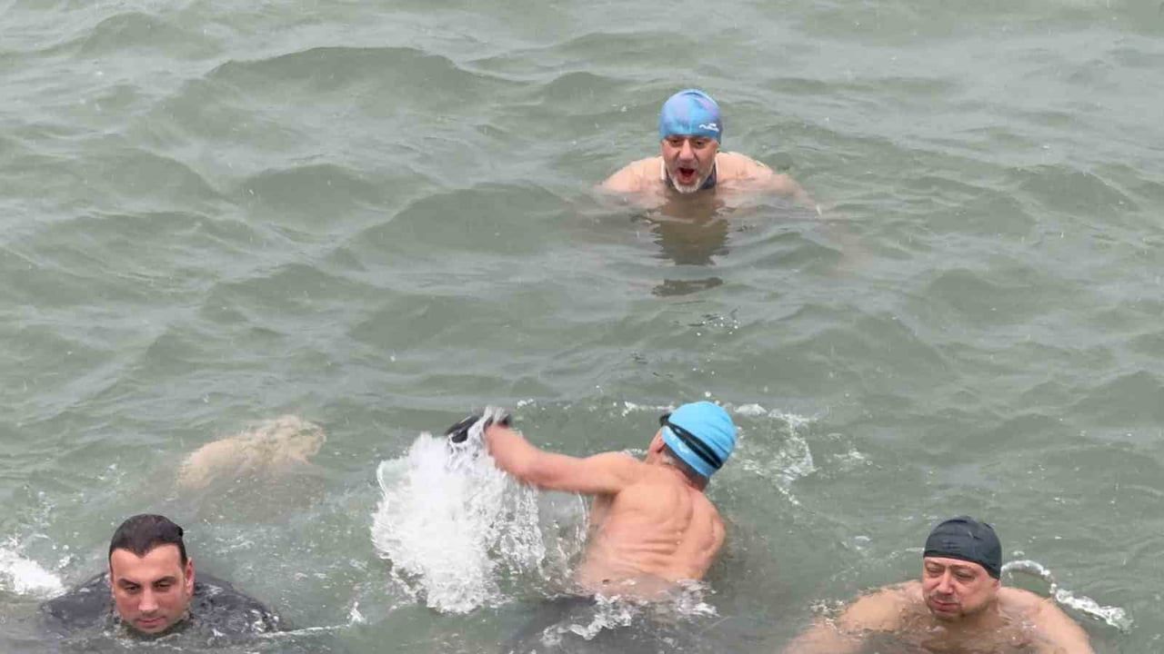 Samsun'da Doğupark Tayfası, 1 Ocak 2026'de Kar Yağışı Altında Karadeniz'de Denize Girdi