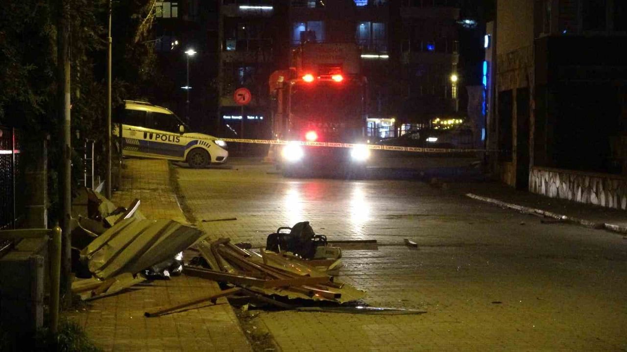 Samsun'da fırtına: Atakum'da çatı uçtu, Cumhuriyet Meydanı'nda ağaç devrildi