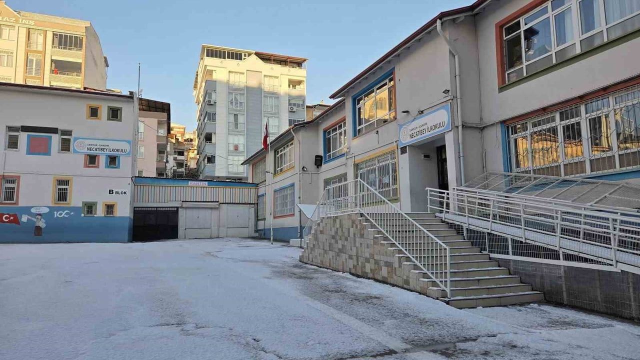 Samsun'da kar ve buzlanma nedeniyle 13 Ocak'ta eğitime 1 gün ara verildi