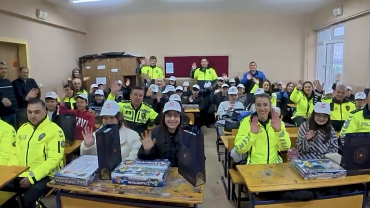 Samsun'da kar yağışında trafik levhası temizleyen öğrenciye karne gününde polis ziyareti