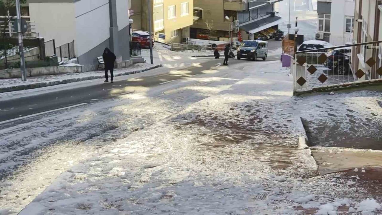Samsun'da Karın Ardından Yoğun Buzlanma: Okullar Tatil Edildi, Vatandaşlar Güçlük Yaşadı