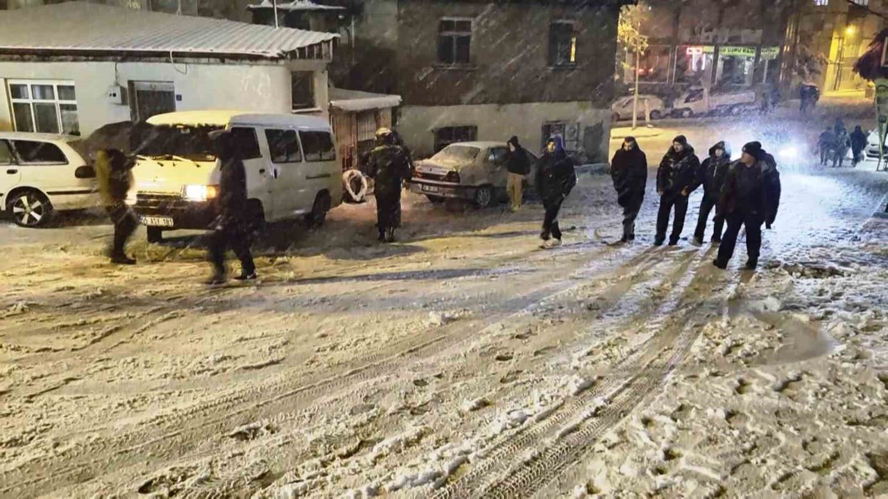 Samsun'da karlı yolda drift ve kızak tehlikesi: Çocuklar son anda kurtuldu