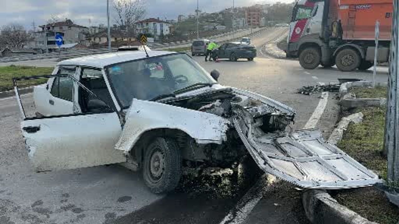 Samsun'da kavşakta Tofaş Şahin ile SUV çarpıştı: 2 yaralı