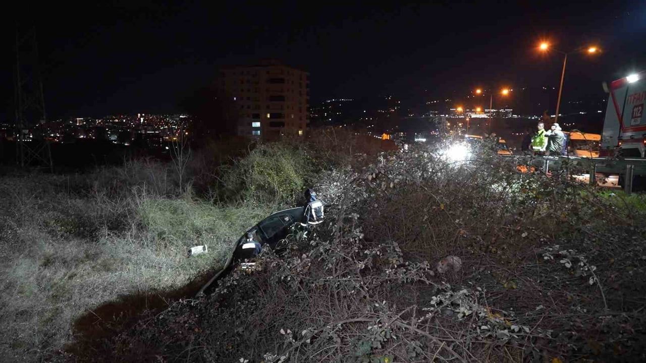 Samsun'da otomobil 3 metre yükseklikten yuvarlandı: sürücü yara almadan kurtuldu