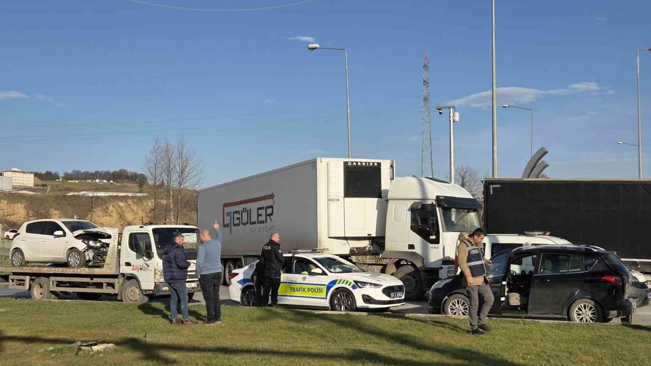 Samsun'da Toybelen Kavşağı'nda kaza: 2 yaralı, bir araç kullanılamaz hale geldi