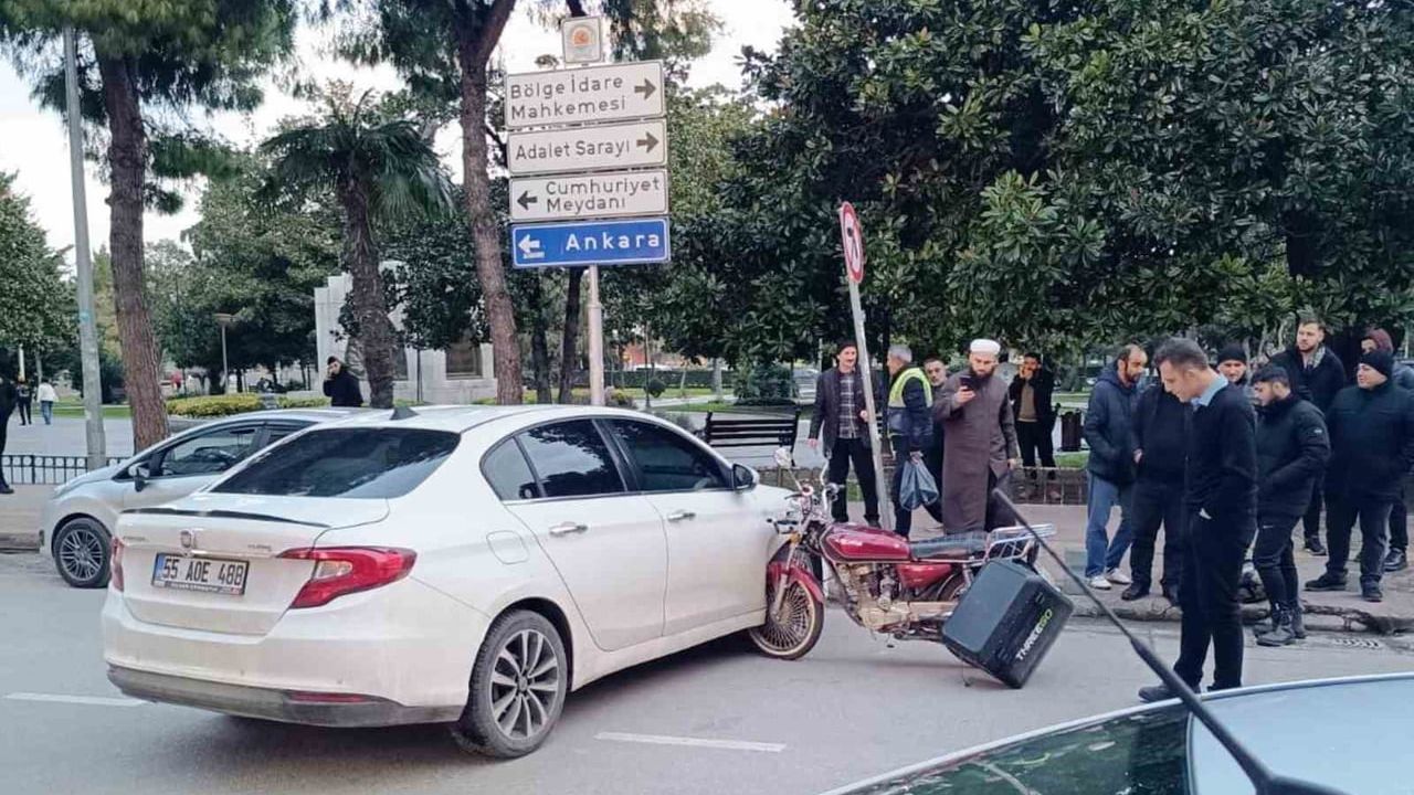 Samsun'da trafik kazası: Motosiklet otomobilin ön kısmına sıkıştı