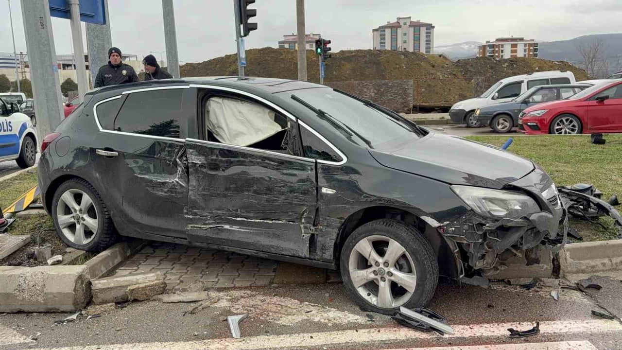 Samsun İlkadım'da kavşak kazası: Kamyonet ile otomobil çarpıştı, 3 yaralı