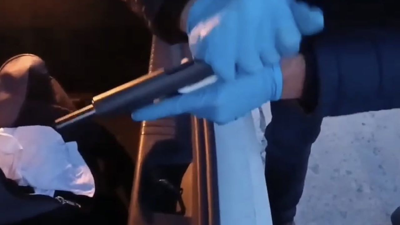 Samsun Tekkeköy'de şüphe üzerine durdurulan araçta 3 ruhsatsız tabanca ele geçirildi