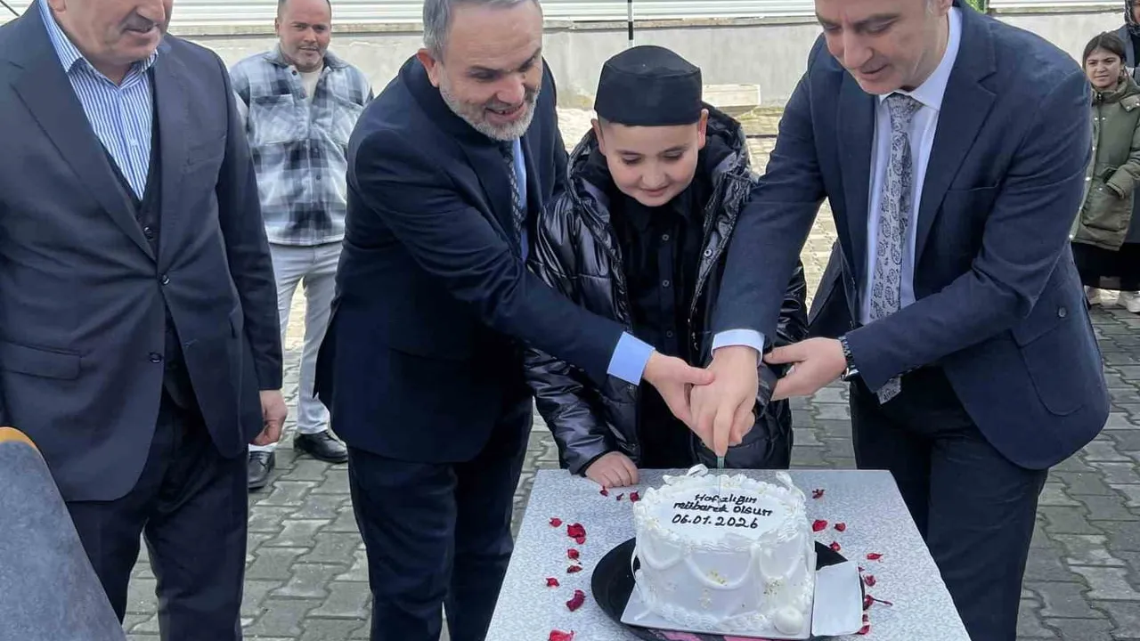 Samsun Terme’de hafızlık töreninde Osmanlı geleneği 'hafız ıslatma' yaşatıldı