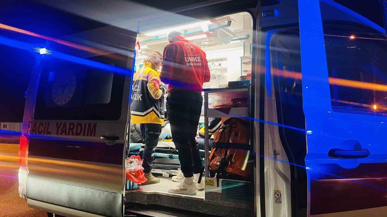 Samsun Terme'de otomobil kontrolden çıkarak yolcu durağı ve ağaca çarptı; sürücü hastaneye kaldırıldı