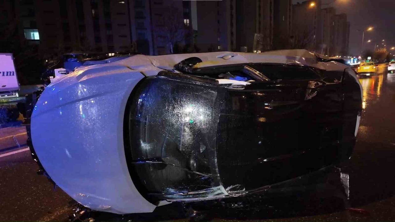 Sancaktepe'de aşırı hız ve alkol: Takla atan otomobilde 2 kişi yaralandı