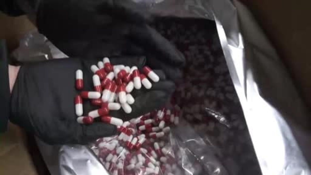 Sancaktepe’de düzenlenen operasyonda 2 milyon 760 bin uyuşturucu hap ve üretim makinesi ele geçirildi, 2 şüpheli yakalandı