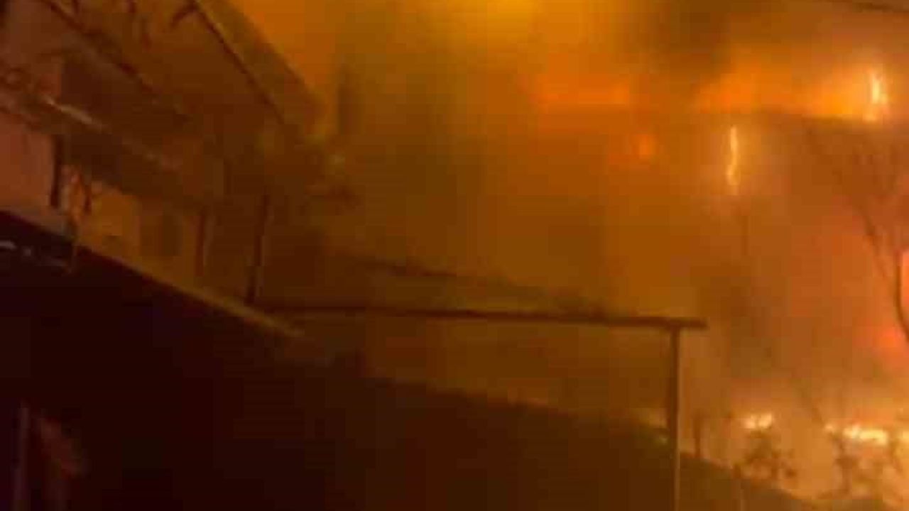 Sancaktepe'de iki katlı ahşap baraka yangını kontrol altına alındı