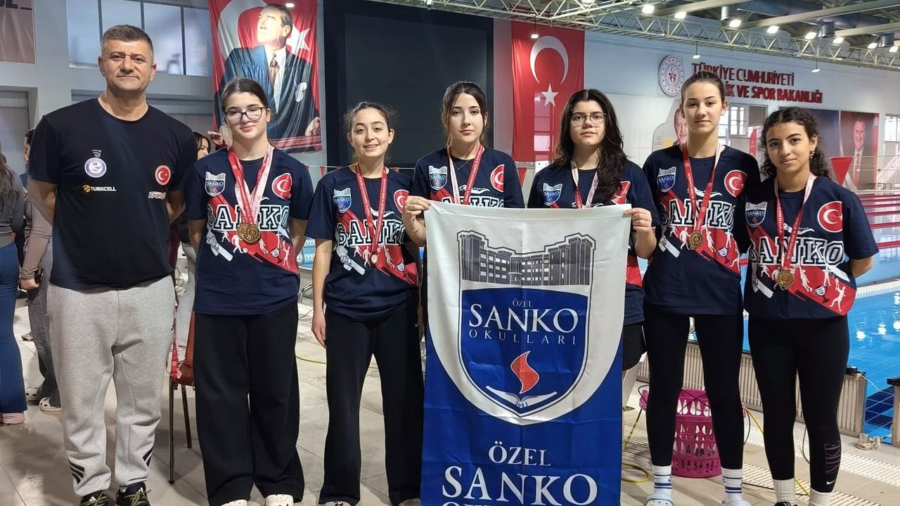 SANKO Okulları Genç Kız Yüzme Takımı 'Okullar Arası' Bölge Şampiyonu