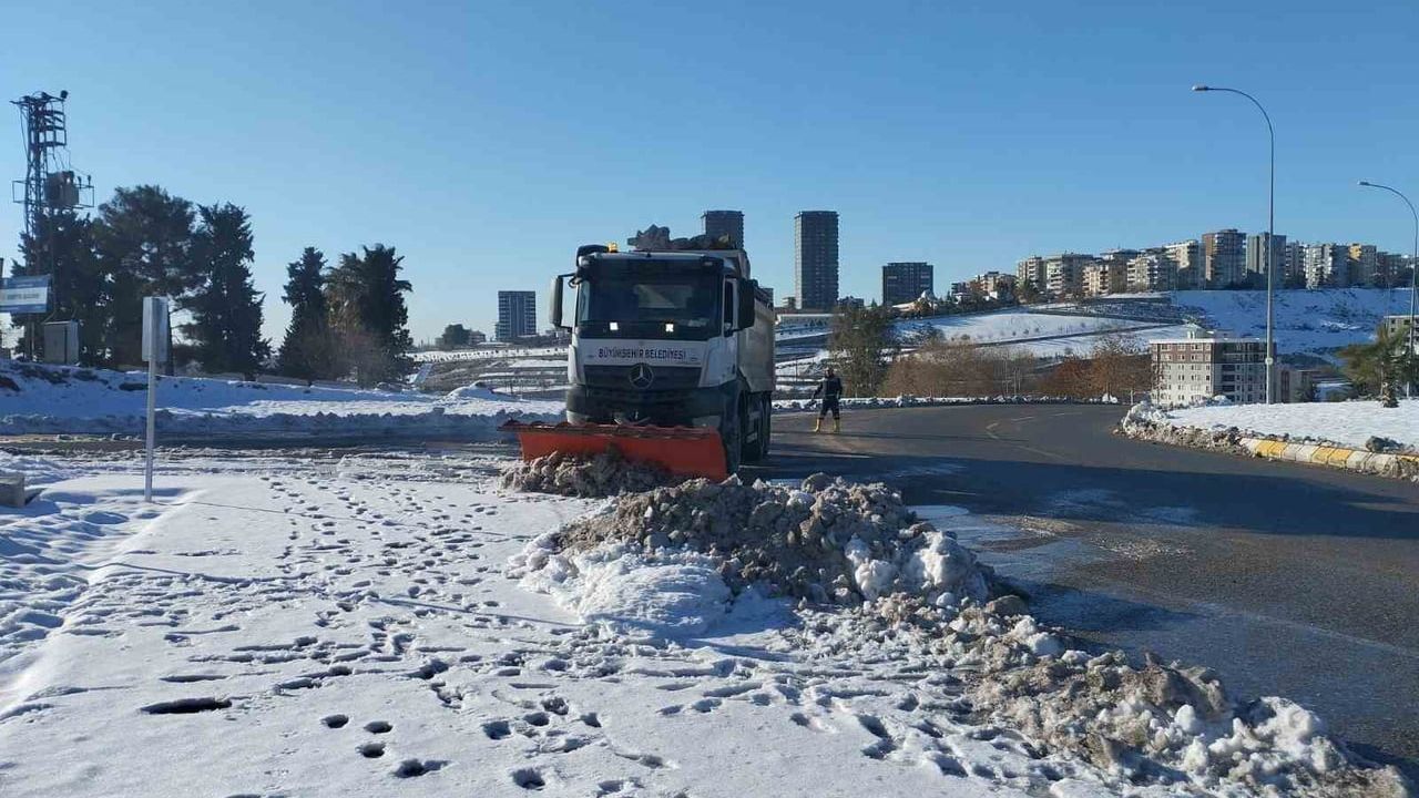 Şanlıurfa'da 58 yılın kar rekoru sonrası kırsal yollar iş makineleriyle açılıyor