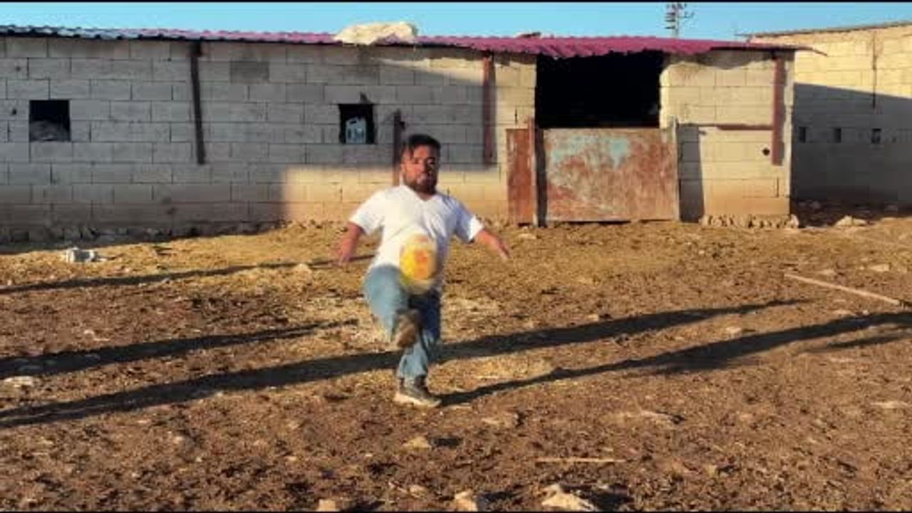 Şanlıurfa'da akondroplazili Sedat Uçak, futbolda hedefe isabet ustalığıyla öne çıkıyor