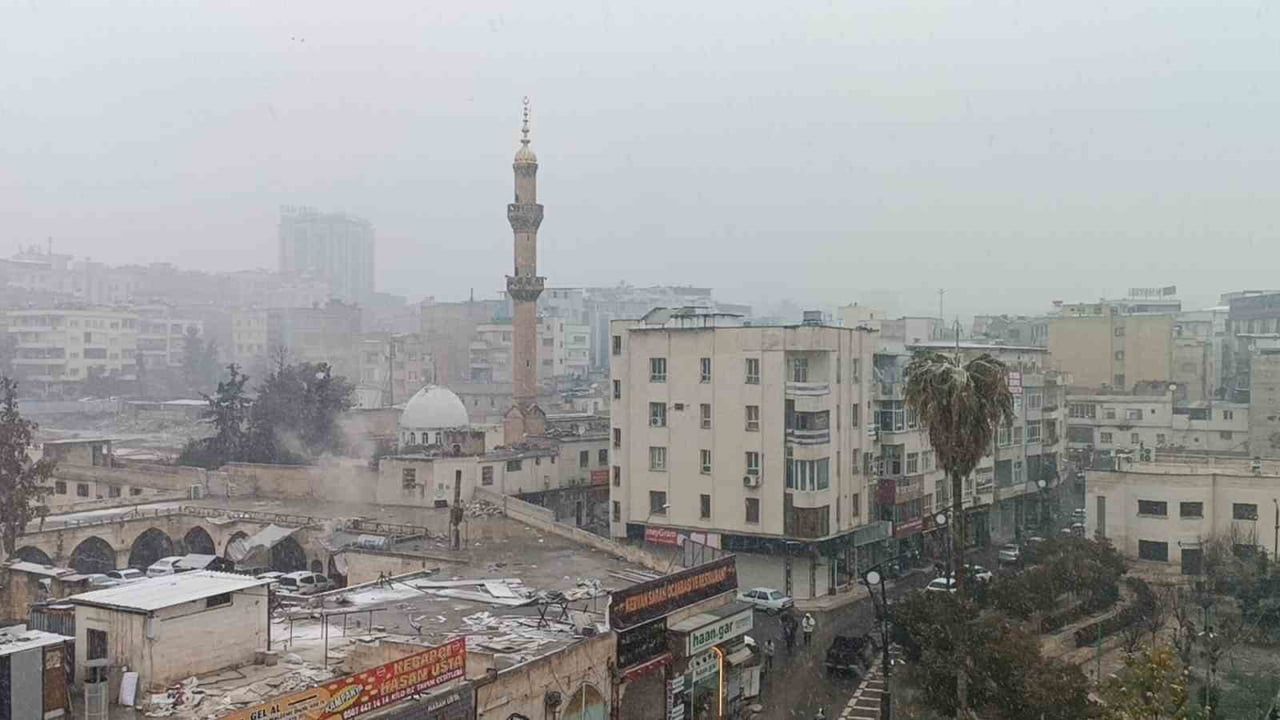 Şanlıurfa'da beklenen yoğun kar yağışı başladı