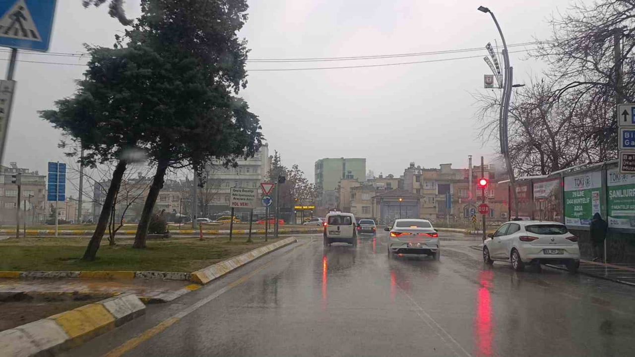 Şanlıurfa'da gece başlayan sağanak etkisini sürdürüyor