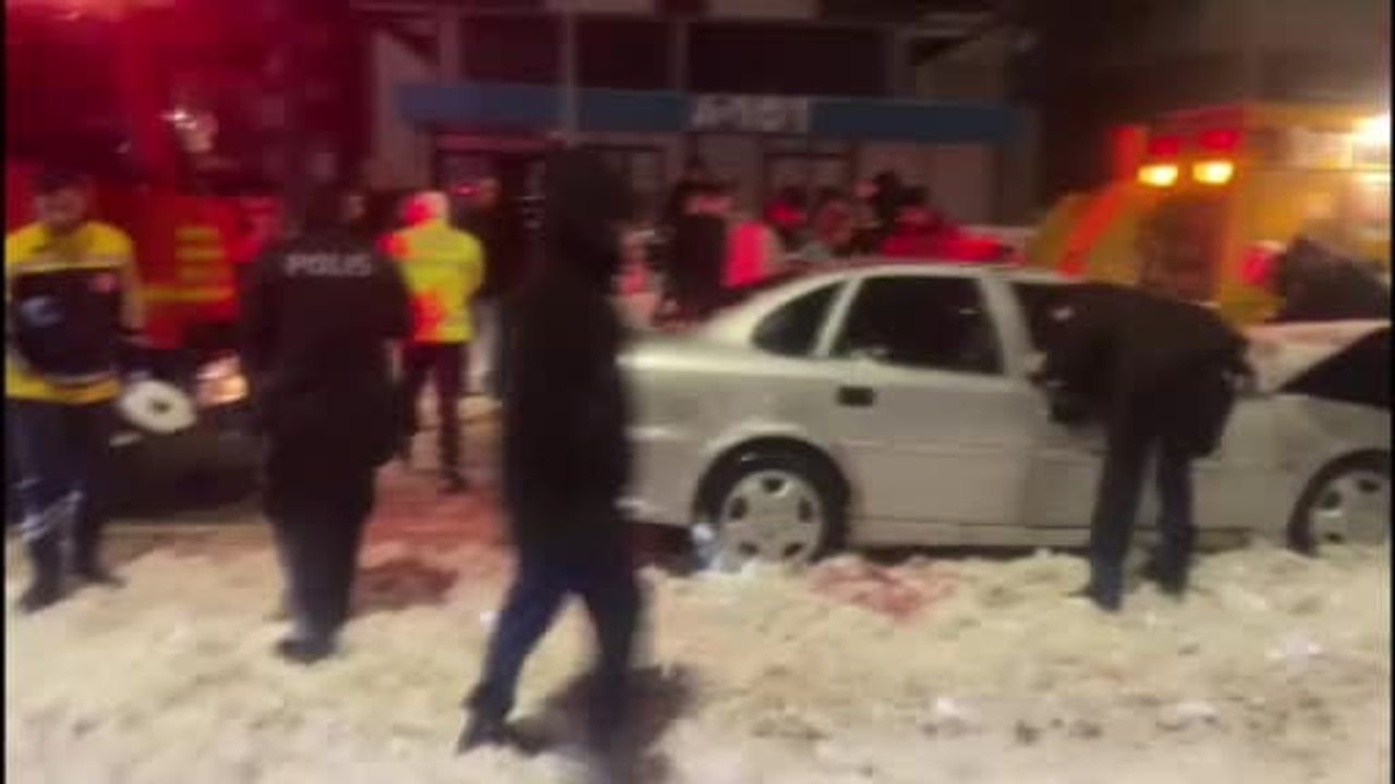 Şanlıurfa'da iş makinesine çarpan otomobilin sürücüsü hayatını kaybetti