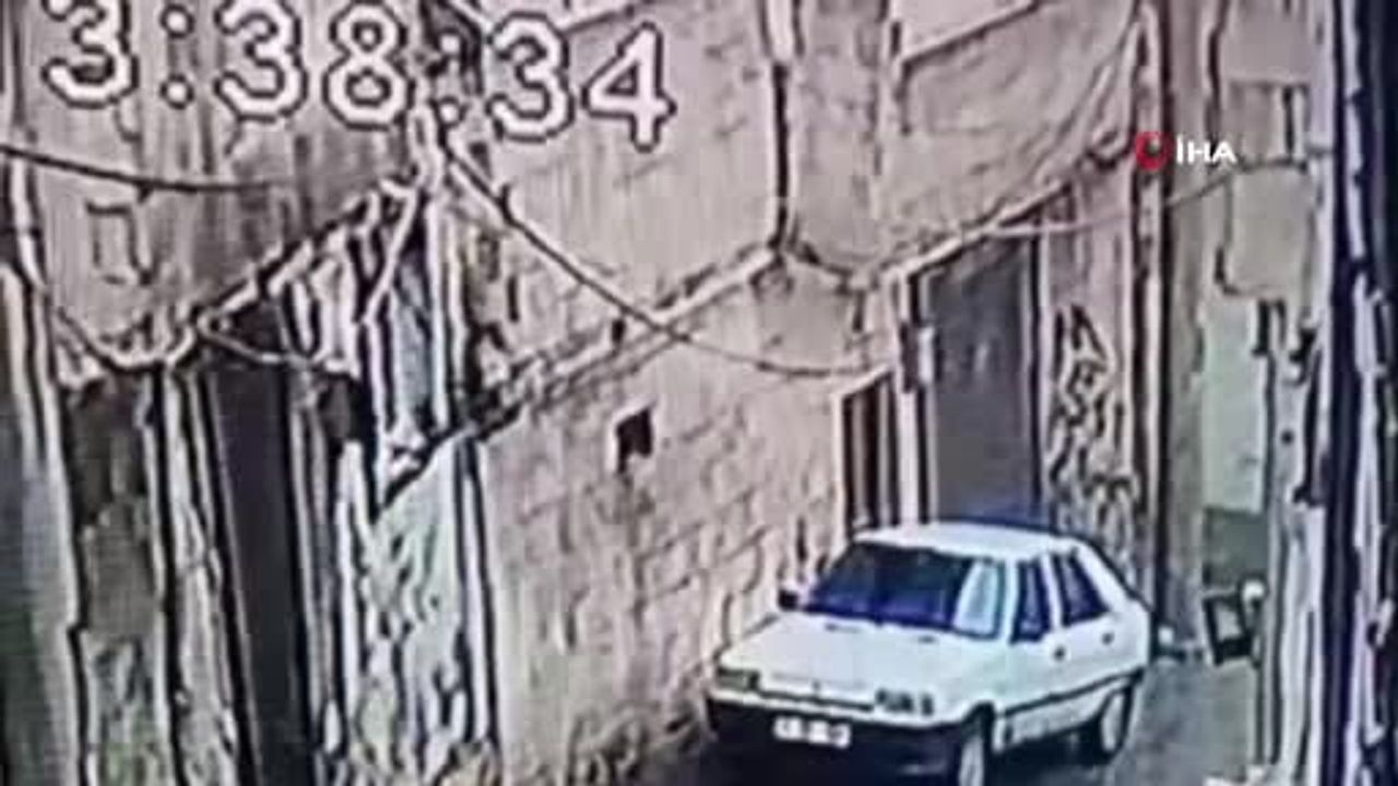 Şanlıurfa'da istinat duvarı park halindeki otomobilin üzerine çöktü