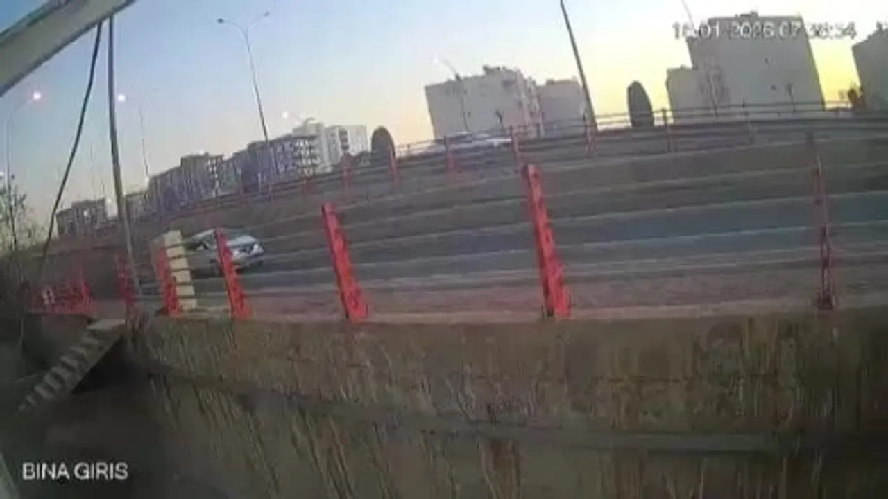 Şanlıurfa'da kaldırımda yürüyen kişi, yoldan düşen saman balyasından kıl payı kurtuldu