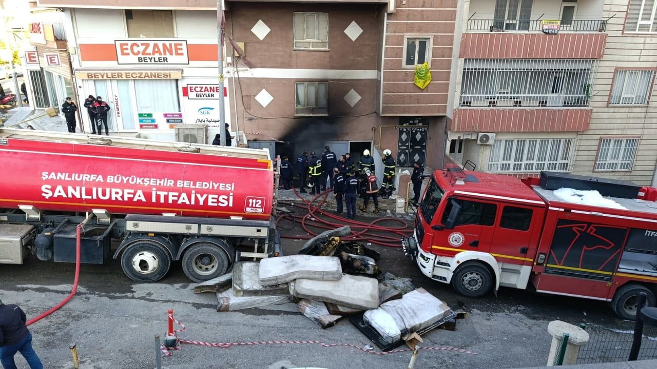 Şanlıurfa'da koltuk ve yatak üretimi yapılan atölyede yangın kontrol altına alındı