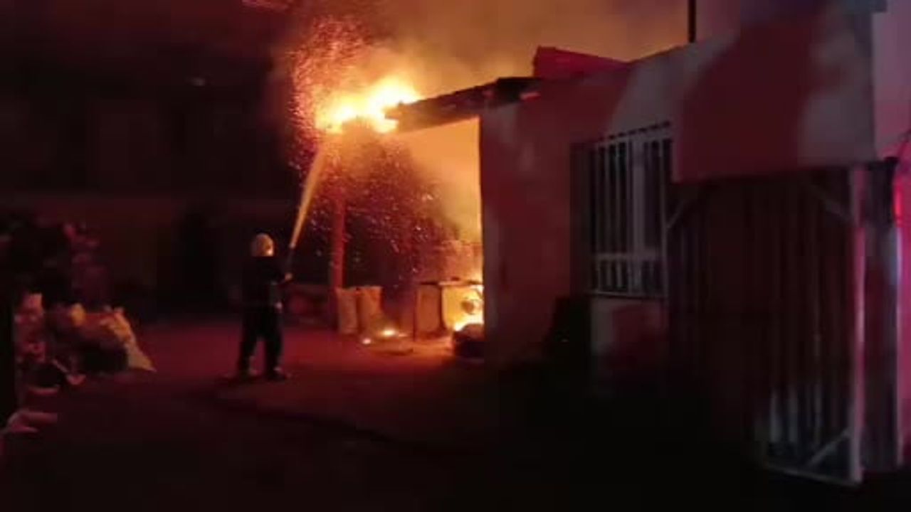 Şanlıurfa'da oduncular pazarında çıkan yangın itfaiye ekipleri tarafından söndürüldü